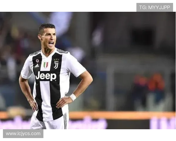 足球巨星C罗在绿茵场上的精彩瞬间与踢球技巧展示