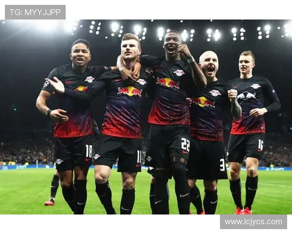 足球明星跨世代同框合影展现青春与传奇的完美交融 足球明星跨世代同框合影展现青春与传奇的完美交融