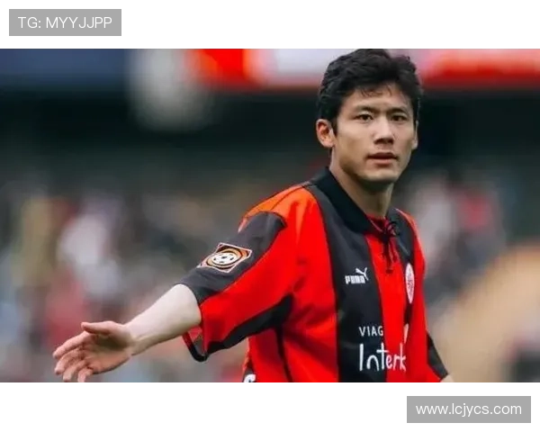 鸡冠头足球明星的传奇人生与赛场风采揭秘 鸡冠头足球明星的传奇人生与赛场风采揭秘