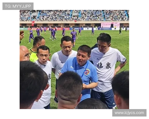 足球明星赛精彩瞬间合影展现球场魅力与友谊的完美结合 足球明星赛精彩瞬间合影展现球场魅力与友谊的完美结合